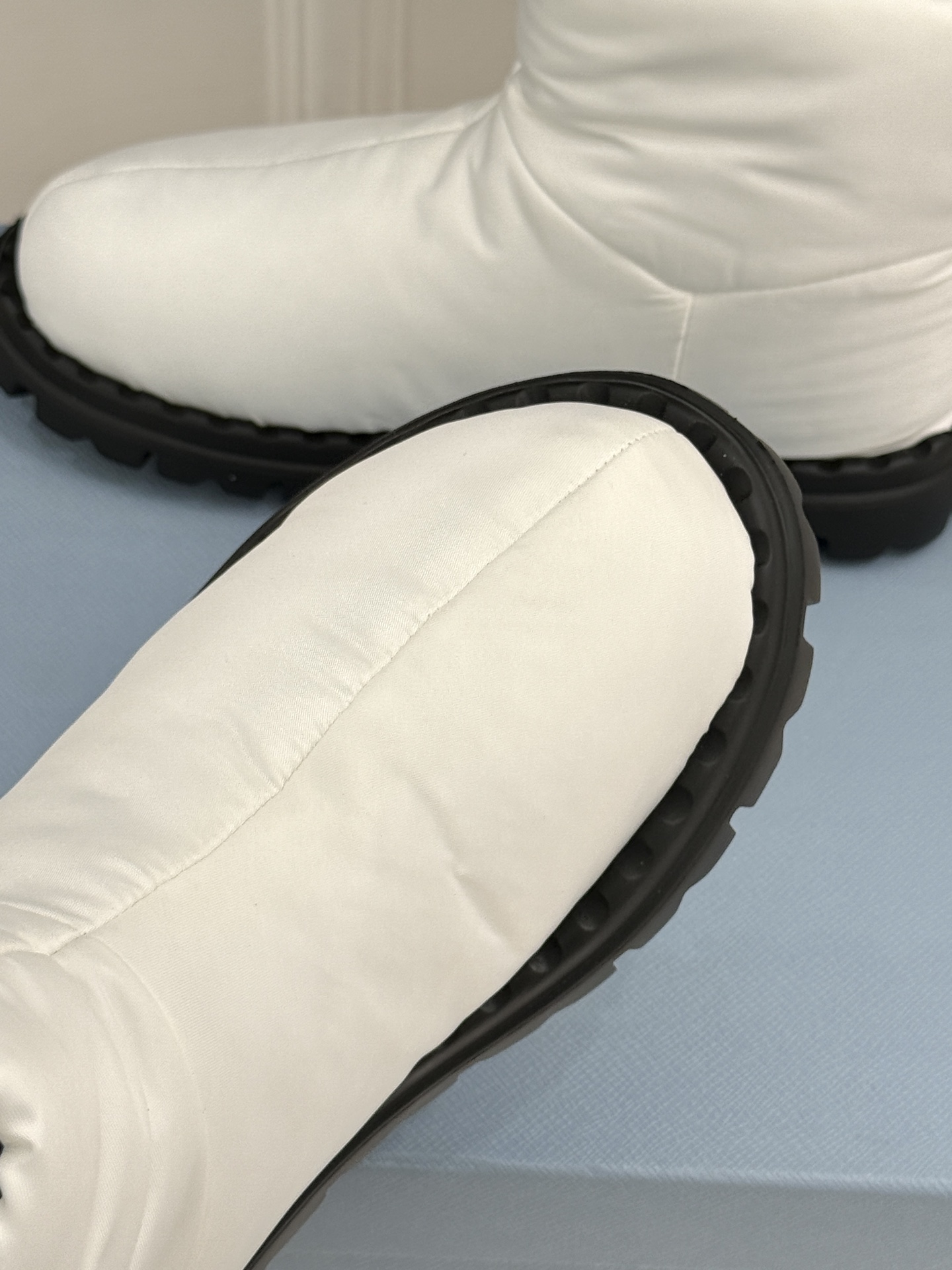 (男码+10) Prada/普拉达经典三角标 情侣款羽绒靴雪地靴 羽绒填充锁温又轻盈 玲琅三角标是灵魂 厚齿橡胶底防滑稳 (男码+10) Prada/普拉达经典三角标 情侣款羽绒靴雪地靴 羽绒填充锁温又轻盈 玲琅三角标是灵魂 厚齿橡胶底防滑稳
