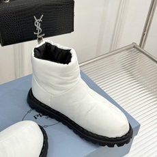 (男码+10) Prada/普拉达经典三角标 情侣款羽绒靴雪地靴 羽绒填充锁温又轻盈 玲琅三角标是灵魂 厚齿橡胶底防滑稳 (男码+10) Prada/普拉达经典三角标 情侣款羽绒靴雪地靴 羽绒填充锁温又轻盈 玲琅三角标是灵魂 厚齿橡胶底防滑稳