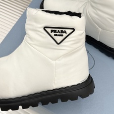 (男码+10) Prada/普拉达经典三角标 情侣款羽绒靴雪地靴 羽绒填充锁温又轻盈 玲琅三角标是灵魂 厚齿橡胶底防滑稳 (男码+10) Prada/普拉达经典三角标 情侣款羽绒靴雪地靴 羽绒填充锁温又轻盈 玲琅三角标是灵魂 厚齿橡胶底防滑稳