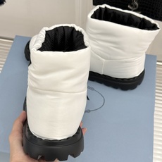 (男码+10) Prada/普拉达经典三角标 情侣款羽绒靴雪地靴 羽绒填充锁温又轻盈 玲琅三角标是灵魂 厚齿橡胶底防滑稳 (男码+10) Prada/普拉达经典三角标 情侣款羽绒靴雪地靴 羽绒填充锁温又轻盈 玲琅三角标是灵魂 厚齿橡胶底防滑稳