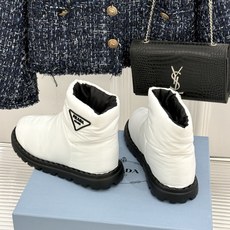 (男码+10) Prada/普拉达经典三角标 情侣款羽绒靴雪地靴 羽绒填充锁温又轻盈 玲琅三角标是灵魂 厚齿橡胶底防滑稳 (男码+10) Prada/普拉达经典三角标 情侣款羽绒靴雪地靴 羽绒填充锁温又轻盈 玲琅三角标是灵魂 厚齿橡胶底防滑稳
