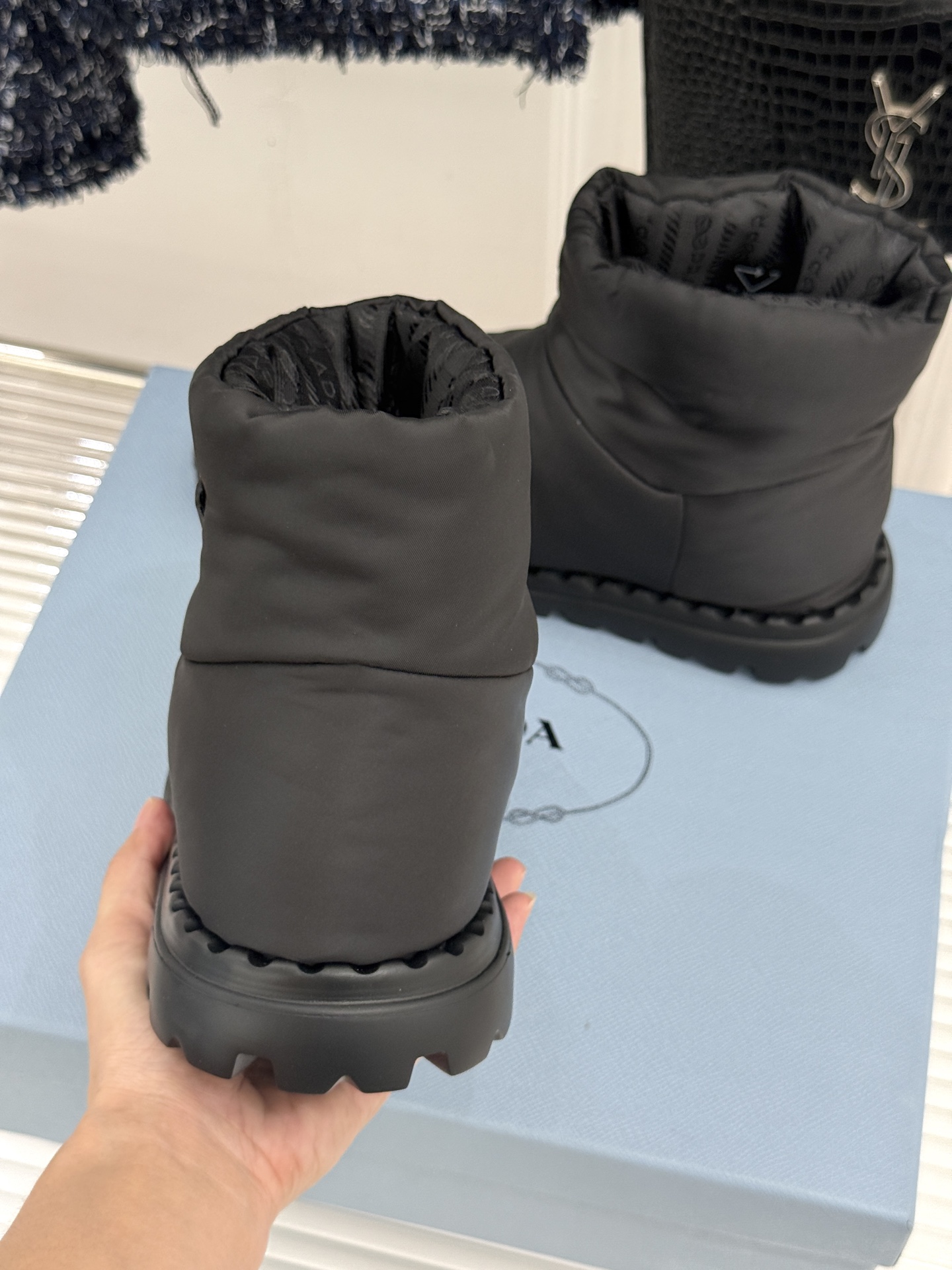 (男码+10) Prada/普拉达经典三角标 情侣款羽绒靴雪地靴 羽绒填充锁温又轻盈 玲琅三角标是灵魂 厚齿橡胶底防滑稳 (男码+10) Prada/普拉达经典三角标 情侣款羽绒靴雪地靴 羽绒填充锁温又轻盈 玲琅三角标是灵魂 厚齿橡胶底防滑稳