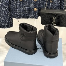 (男码+10) Prada/普拉达经典三角标 情侣款羽绒靴雪地靴 羽绒填充锁温又轻盈 玲琅三角标是灵魂 厚齿橡胶底防滑稳 (男码+10) Prada/普拉达经典三角标 情侣款羽绒靴雪地靴 羽绒填充锁温又轻盈 玲琅三角标是灵魂 厚齿橡胶底防滑稳
