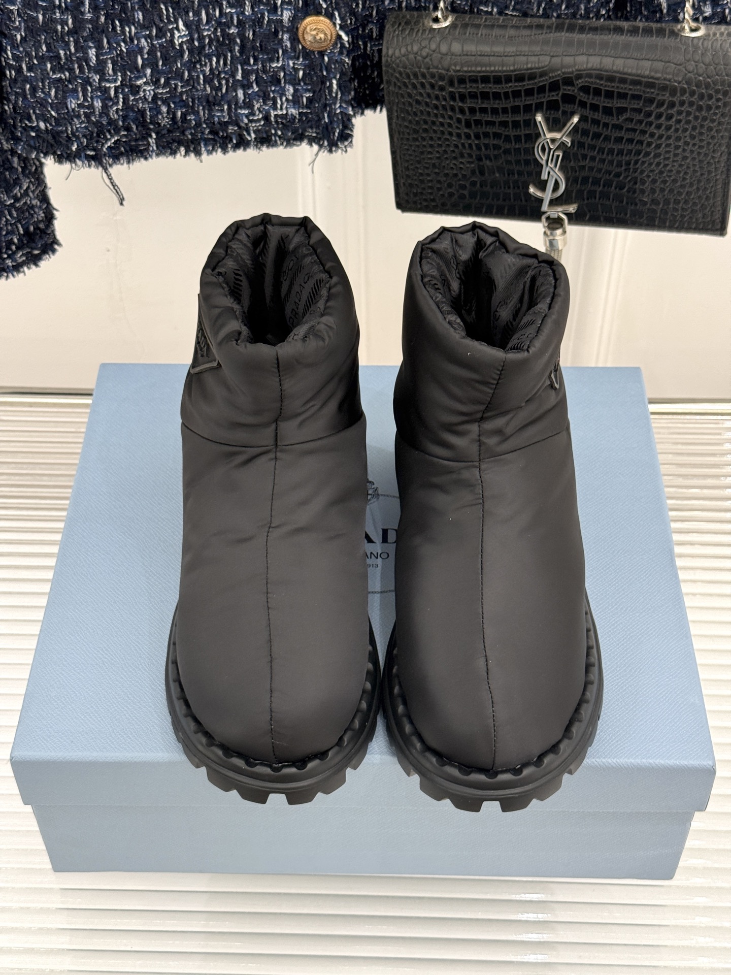 (男码+10) Prada/普拉达经典三角标 情侣款羽绒靴雪地靴 羽绒填充锁温又轻盈 玲琅三角标是灵魂 厚齿橡胶底防滑稳 (男码+10) Prada/普拉达经典三角标 情侣款羽绒靴雪地靴 羽绒填充锁温又轻盈 玲琅三角标是灵魂 厚齿橡胶底防滑稳