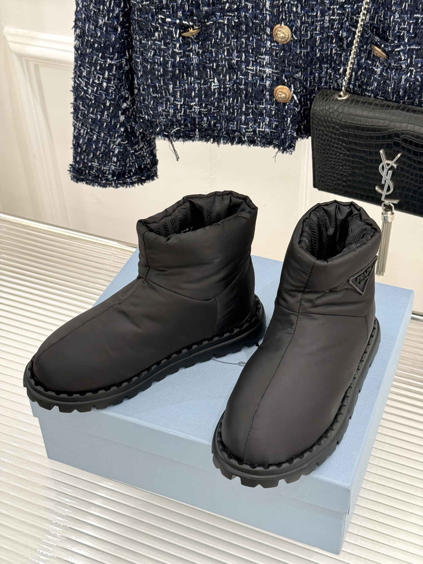 (男码+10) Prada/普拉达经典三角标 情侣款羽绒靴雪地靴 羽绒填充锁温又轻盈 玲琅三角标是灵魂 厚齿橡胶底防滑稳 (男码+10) Prada/普拉达经典三角标 情侣款羽绒靴雪地靴 羽绒填充锁温又轻盈 玲琅三角标是灵魂 厚齿橡胶底防滑稳