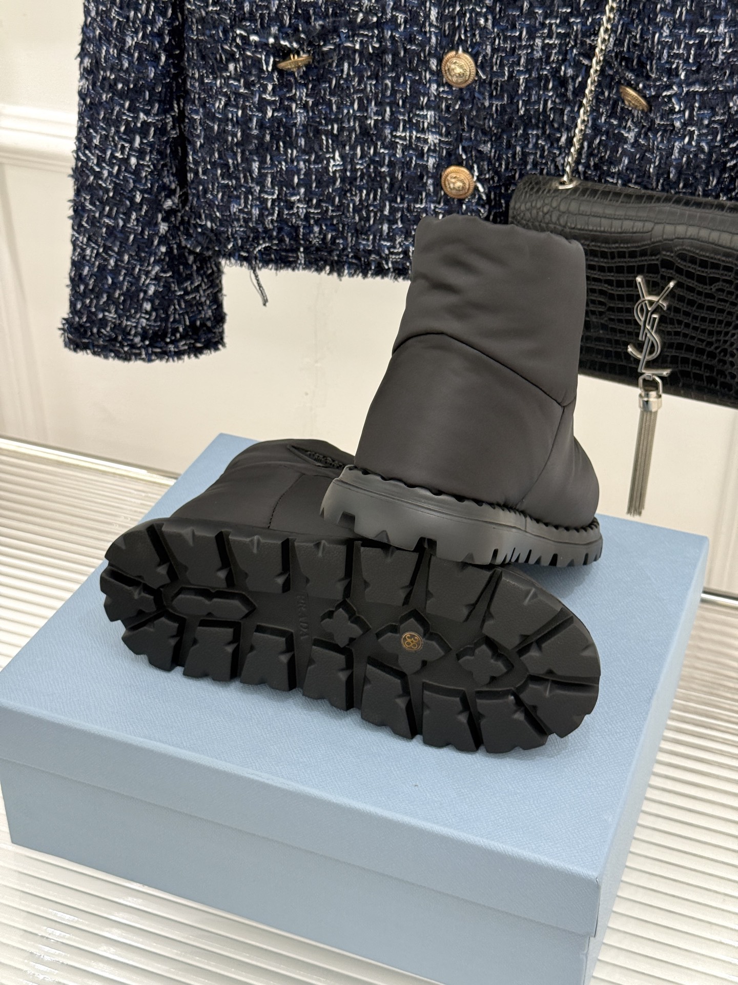 (男码+10) Prada/普拉达经典三角标 情侣款羽绒靴雪地靴 羽绒填充锁温又轻盈 玲琅三角标是灵魂 厚齿橡胶底防滑稳 (男码+10) Prada/普拉达经典三角标 情侣款羽绒靴雪地靴 羽绒填充锁温又轻盈 玲琅三角标是灵魂 厚齿橡胶底防滑稳