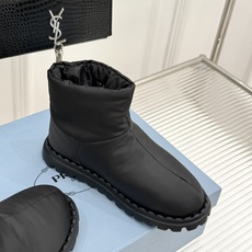 (男码+10) Prada/普拉达经典三角标 情侣款羽绒靴雪地靴 羽绒填充锁温又轻盈 玲琅三角标是灵魂 厚齿橡胶底防滑稳 (男码+10) Prada/普拉达经典三角标 情侣款羽绒靴雪地靴 羽绒填充锁温又轻盈 玲琅三角标是灵魂 厚齿橡胶底防滑稳
