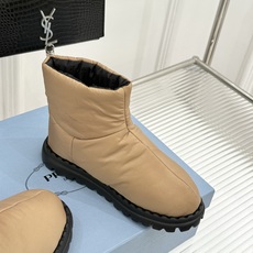 (男码+10) Prada/普拉达经典三角标 情侣款羽绒靴雪地靴 羽绒填充锁温又轻盈 玲琅三角标是灵魂 厚齿橡胶底防滑稳 (男码+10) Prada/普拉达经典三角标 情侣款羽绒靴雪地靴 羽绒填充锁温又轻盈 玲琅三角标是灵魂 厚齿橡胶底防滑稳