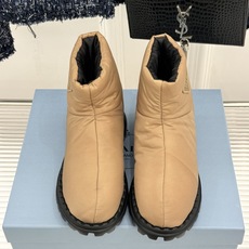 (男码+10) Prada/普拉达经典三角标 情侣款羽绒靴雪地靴 羽绒填充锁温又轻盈 玲琅三角标是灵魂 厚齿橡胶底防滑稳 (男码+10) Prada/普拉达经典三角标 情侣款羽绒靴雪地靴 羽绒填充锁温又轻盈 玲琅三角标是灵魂 厚齿橡胶底防滑稳
