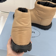 (男码+10) Prada/普拉达经典三角标 情侣款羽绒靴雪地靴 羽绒填充锁温又轻盈 玲琅三角标是灵魂 厚齿橡胶底防滑稳 (男码+10) Prada/普拉达经典三角标 情侣款羽绒靴雪地靴 羽绒填充锁温又轻盈 玲琅三角标是灵魂 厚齿橡胶底防滑稳