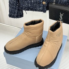 (男码+10) Prada/普拉达经典三角标 情侣款羽绒靴雪地靴 羽绒填充锁温又轻盈 玲琅三角标是灵魂 厚齿橡胶底防滑稳 (男码+10) Prada/普拉达经典三角标 情侣款羽绒靴雪地靴 羽绒填充锁温又轻盈 玲琅三角标是灵魂 厚齿橡胶底防滑稳