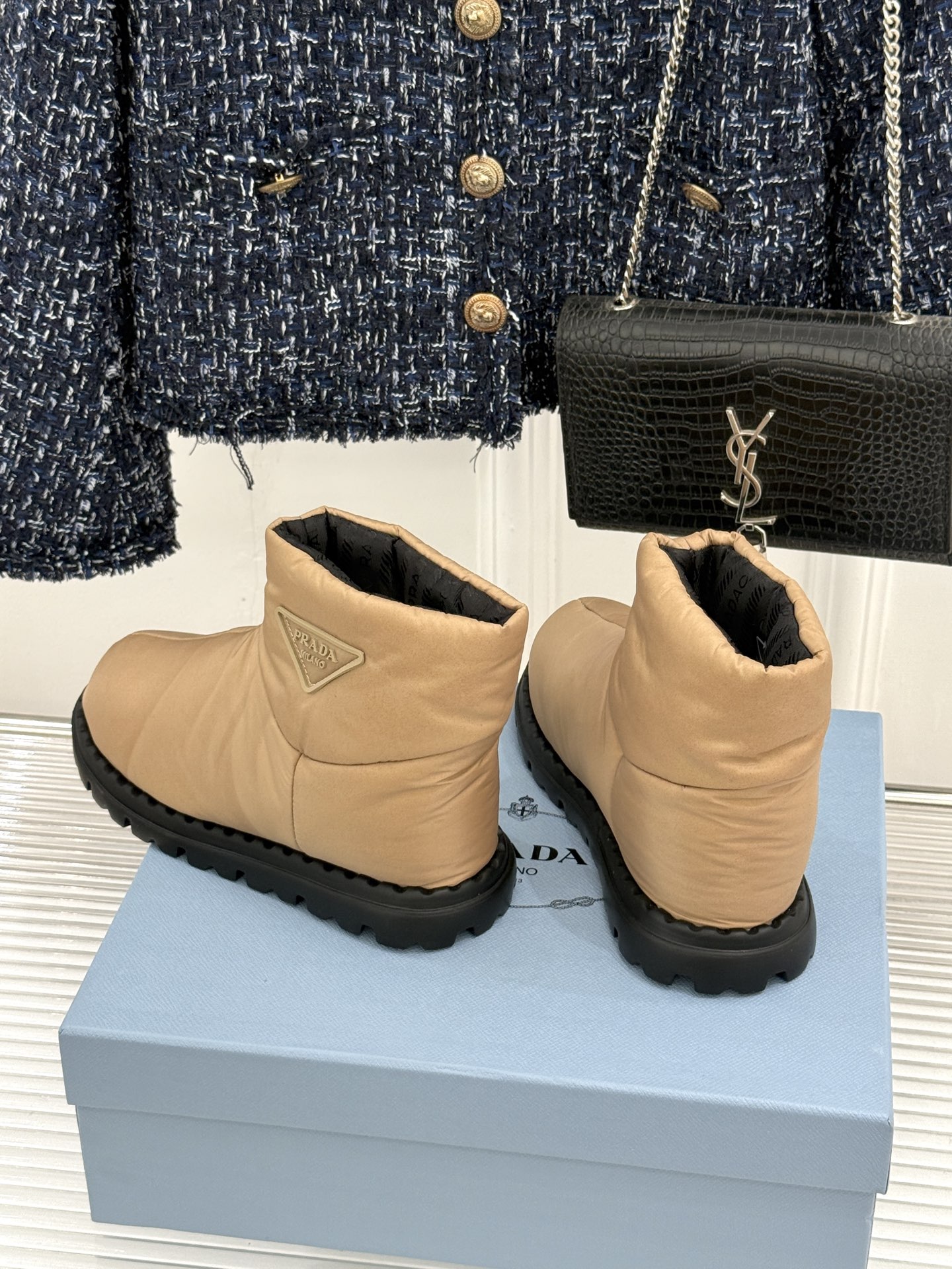 (男码+10) Prada/普拉达经典三角标 情侣款羽绒靴雪地靴 羽绒填充锁温又轻盈 玲琅三角标是灵魂 厚齿橡胶底防滑稳 (男码+10) Prada/普拉达经典三角标 情侣款羽绒靴雪地靴 羽绒填充锁温又轻盈 玲琅三角标是灵魂 厚齿橡胶底防滑稳