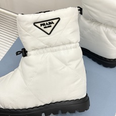 (男码+10) Prada/普拉达经典三角标 情侣款羽绒靴雪地靴 羽绒填充锁温又轻盈 玲琅三角标是灵魂 厚齿橡胶底防滑稳 (男码+10) Prada/普拉达经典三角标 情侣款羽绒靴雪地靴 羽绒填充锁温又轻盈 玲琅三角标是灵魂 厚齿橡胶底防滑稳