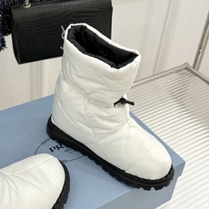 (男码+10) Prada/普拉达经典三角标 情侣款羽绒靴雪地靴 羽绒填充锁温又轻盈 玲琅三角标是灵魂 厚齿橡胶底防滑稳 (男码+10) Prada/普拉达经典三角标 情侣款羽绒靴雪地靴 羽绒填充锁温又轻盈 玲琅三角标是灵魂 厚齿橡胶底防滑稳