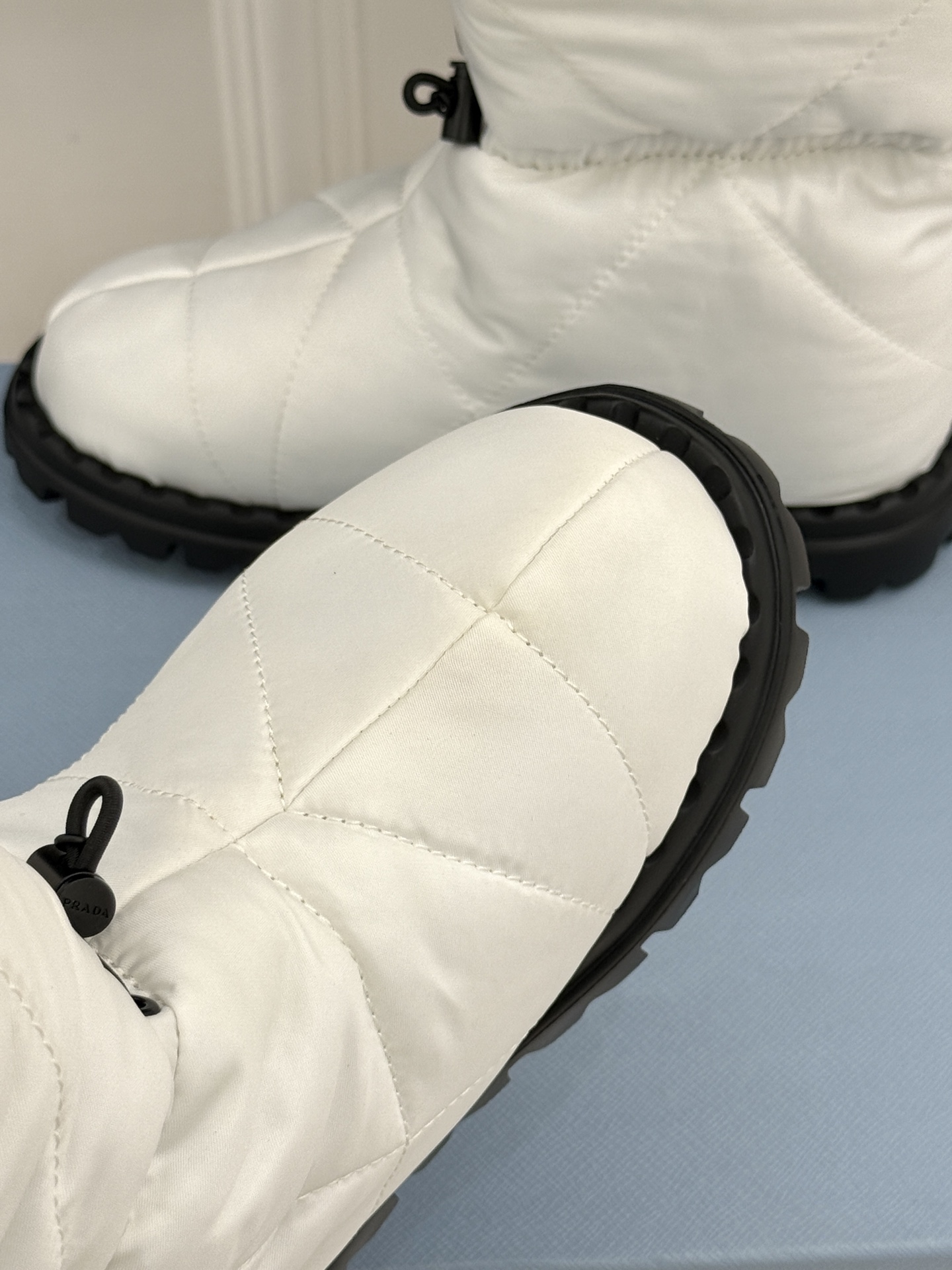 (男码+10) Prada/普拉达经典三角标 情侣款羽绒靴雪地靴 羽绒填充锁温又轻盈 玲琅三角标是灵魂 厚齿橡胶底防滑稳 (男码+10) Prada/普拉达经典三角标 情侣款羽绒靴雪地靴 羽绒填充锁温又轻盈 玲琅三角标是灵魂 厚齿橡胶底防滑稳