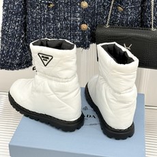 (男码+10) Prada/普拉达经典三角标 情侣款羽绒靴雪地靴 羽绒填充锁温又轻盈 玲琅三角标是灵魂 厚齿橡胶底防滑稳 (男码+10) Prada/普拉达经典三角标 情侣款羽绒靴雪地靴 羽绒填充锁温又轻盈 玲琅三角标是灵魂 厚齿橡胶底防滑稳