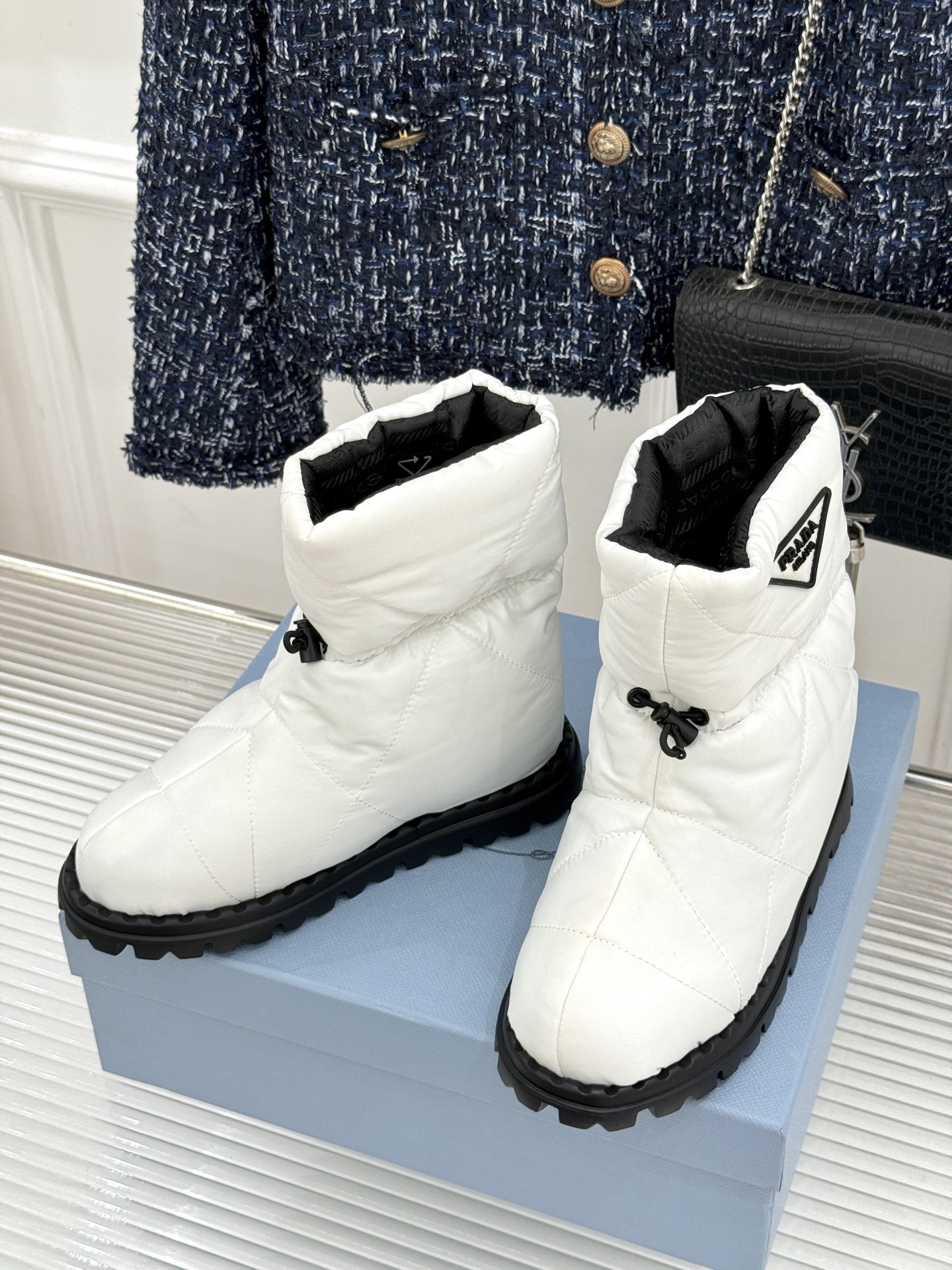 (男码+10) Prada/普拉达经典三角标 情侣款羽绒靴雪地靴 羽绒填充锁温又轻盈 玲琅三角标是灵魂 厚齿橡胶底防滑稳 (男码+10) Prada/普拉达经典三角标 情侣款羽绒靴雪地靴 羽绒填充锁温又轻盈 玲琅三角标是灵魂 厚齿橡胶底防滑稳