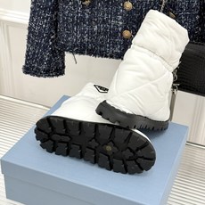 (男码+10) Prada/普拉达经典三角标 情侣款羽绒靴雪地靴 羽绒填充锁温又轻盈 玲琅三角标是灵魂 厚齿橡胶底防滑稳 (男码+10) Prada/普拉达经典三角标 情侣款羽绒靴雪地靴 羽绒填充锁温又轻盈 玲琅三角标是灵魂 厚齿橡胶底防滑稳