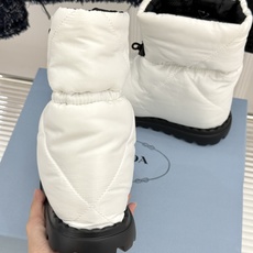 (男码+10) Prada/普拉达经典三角标 情侣款羽绒靴雪地靴 羽绒填充锁温又轻盈 玲琅三角标是灵魂 厚齿橡胶底防滑稳 (男码+10) Prada/普拉达经典三角标 情侣款羽绒靴雪地靴 羽绒填充锁温又轻盈 玲琅三角标是灵魂 厚齿橡胶底防滑稳