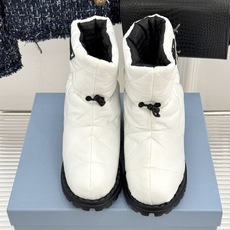 (男码+10) Prada/普拉达经典三角标 情侣款羽绒靴雪地靴 羽绒填充锁温又轻盈 玲琅三角标是灵魂 厚齿橡胶底防滑稳 (男码+10) Prada/普拉达经典三角标 情侣款羽绒靴雪地靴 羽绒填充锁温又轻盈 玲琅三角标是灵魂 厚齿橡胶底防滑稳
