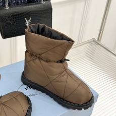 (男码+10) Prada/普拉达经典三角标 情侣款羽绒靴雪地靴 羽绒填充锁温又轻盈 玲琅三角标是灵魂 厚齿橡胶底防滑稳 (男码+10) Prada/普拉达经典三角标 情侣款羽绒靴雪地靴 羽绒填充锁温又轻盈 玲琅三角标是灵魂 厚齿橡胶底防滑稳