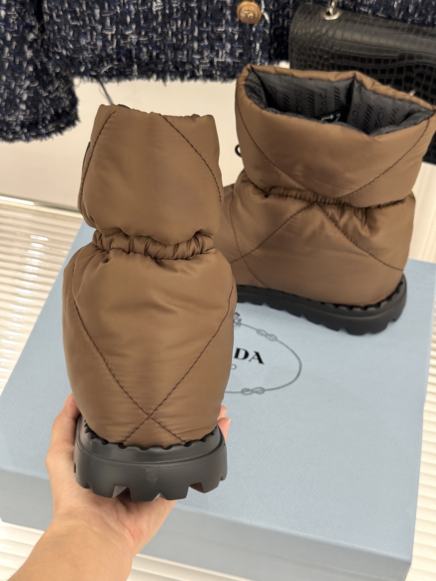 (男码+10) Prada/普拉达经典三角标 情侣款羽绒靴雪地靴 羽绒填充锁温又轻盈 玲琅三角标是灵魂 厚齿橡胶底防滑稳 (男码+10) Prada/普拉达经典三角标 情侣款羽绒靴雪地靴 羽绒填充锁温又轻盈 玲琅三角标是灵魂 厚齿橡胶底防滑稳