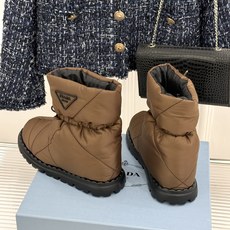 (男码+10) Prada/普拉达经典三角标 情侣款羽绒靴雪地靴 羽绒填充锁温又轻盈 玲琅三角标是灵魂 厚齿橡胶底防滑稳 (男码+10) Prada/普拉达经典三角标 情侣款羽绒靴雪地靴 羽绒填充锁温又轻盈 玲琅三角标是灵魂 厚齿橡胶底防滑稳