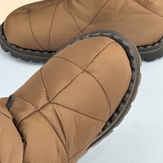 (男码+10) Prada/普拉达经典三角标 情侣款羽绒靴雪地靴 羽绒填充锁温又轻盈 玲琅三角标是灵魂 厚齿橡胶底防滑稳 (男码+10) Prada/普拉达经典三角标 情侣款羽绒靴雪地靴 羽绒填充锁温又轻盈 玲琅三角标是灵魂 厚齿橡胶底防滑稳