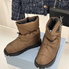 (男码+10) Prada/普拉达经典三角标 情侣款羽绒靴雪地靴 羽绒填充锁温又轻盈 玲琅三角标是灵魂 厚齿橡胶底防滑稳 (男码+10) Prada/普拉达经典三角标 情侣款羽绒靴雪地靴 羽绒填充锁温又轻盈 玲琅三角标是灵魂 厚齿橡胶底防滑稳
