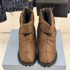 (男码+10) Prada/普拉达经典三角标 情侣款羽绒靴雪地靴 羽绒填充锁温又轻盈 玲琅三角标是灵魂 厚齿橡胶底防滑稳 (男码+10) Prada/普拉达经典三角标 情侣款羽绒靴雪地靴 羽绒填充锁温又轻盈 玲琅三角标是灵魂 厚齿橡胶底防滑稳
