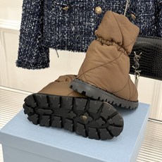 (男码+10) Prada/普拉达经典三角标 情侣款羽绒靴雪地靴 羽绒填充锁温又轻盈 玲琅三角标是灵魂 厚齿橡胶底防滑稳 (男码+10) Prada/普拉达经典三角标 情侣款羽绒靴雪地靴 羽绒填充锁温又轻盈 玲琅三角标是灵魂 厚齿橡胶底防滑稳