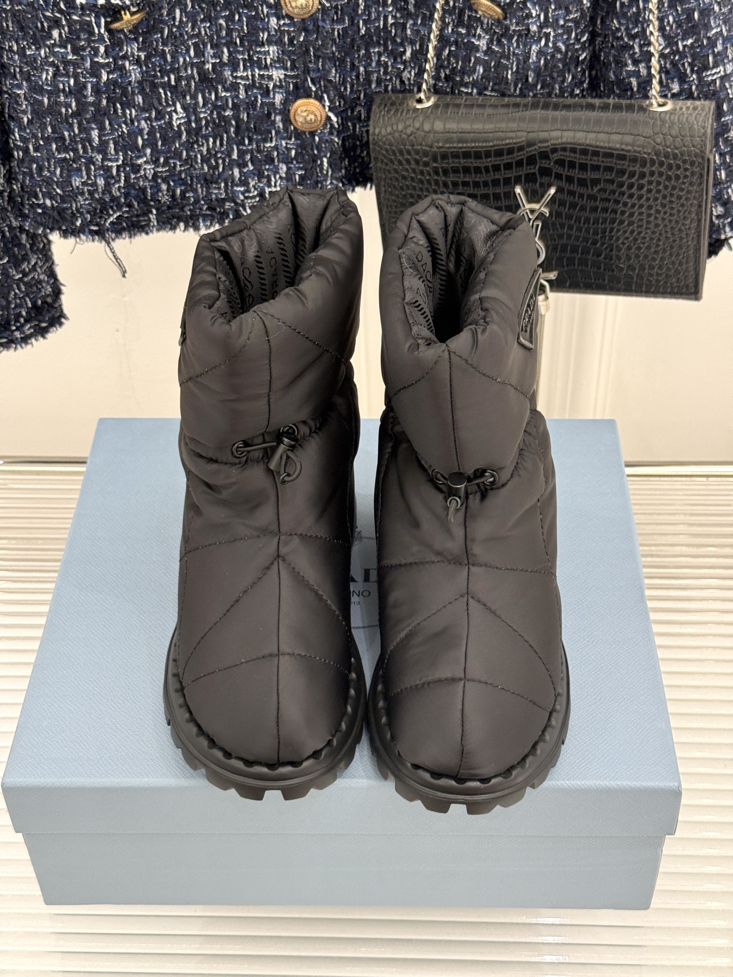 (男码+10) Prada/普拉达经典三角标 情侣款羽绒靴雪地靴 羽绒填充锁温又轻盈 玲琅三角标是灵魂 厚齿橡胶底防滑稳 (男码+10) Prada/普拉达经典三角标 情侣款羽绒靴雪地靴 羽绒填充锁温又轻盈 玲琅三角标是灵魂 厚齿橡胶底防滑稳