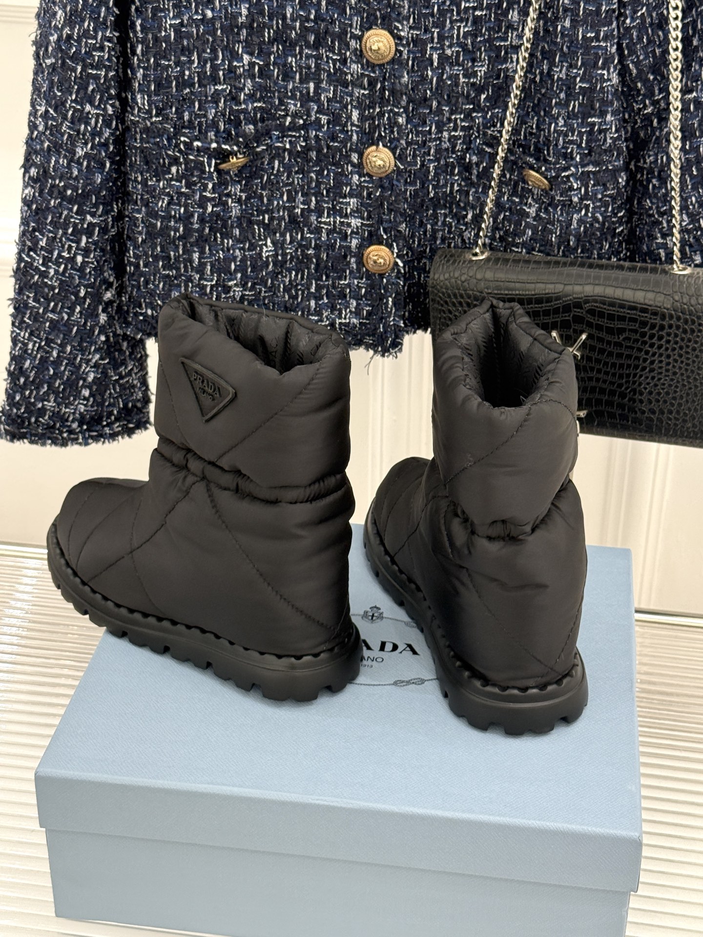 (男码+10) Prada/普拉达经典三角标 情侣款羽绒靴雪地靴 羽绒填充锁温又轻盈 玲琅三角标是灵魂 厚齿橡胶底防滑稳 (男码+10) Prada/普拉达经典三角标 情侣款羽绒靴雪地靴 羽绒填充锁温又轻盈 玲琅三角标是灵魂 厚齿橡胶底防滑稳