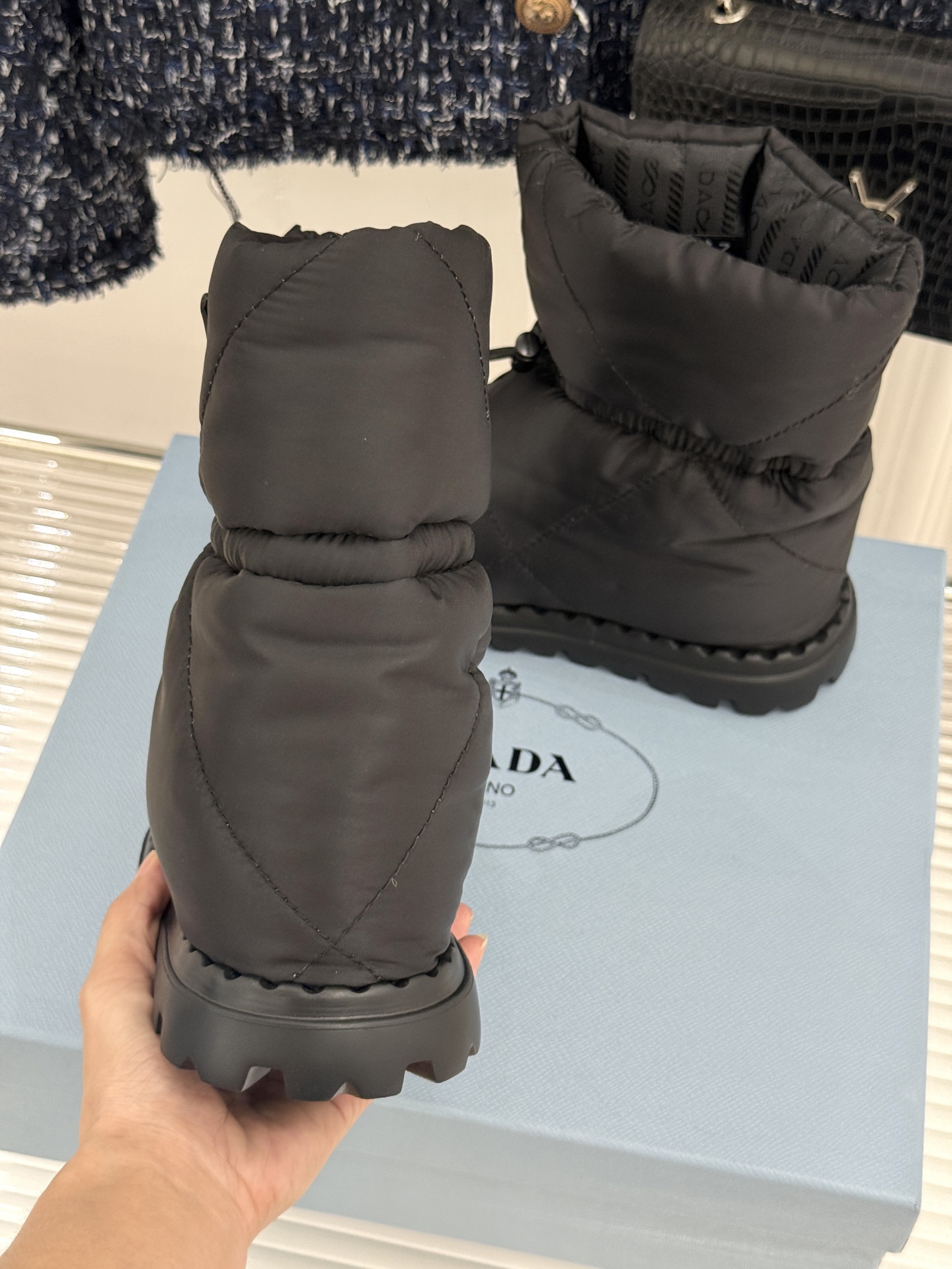 (男码+10) Prada/普拉达经典三角标 情侣款羽绒靴雪地靴 羽绒填充锁温又轻盈 玲琅三角标是灵魂 厚齿橡胶底防滑稳 (男码+10) Prada/普拉达经典三角标 情侣款羽绒靴雪地靴 羽绒填充锁温又轻盈 玲琅三角标是灵魂 厚齿橡胶底防滑稳