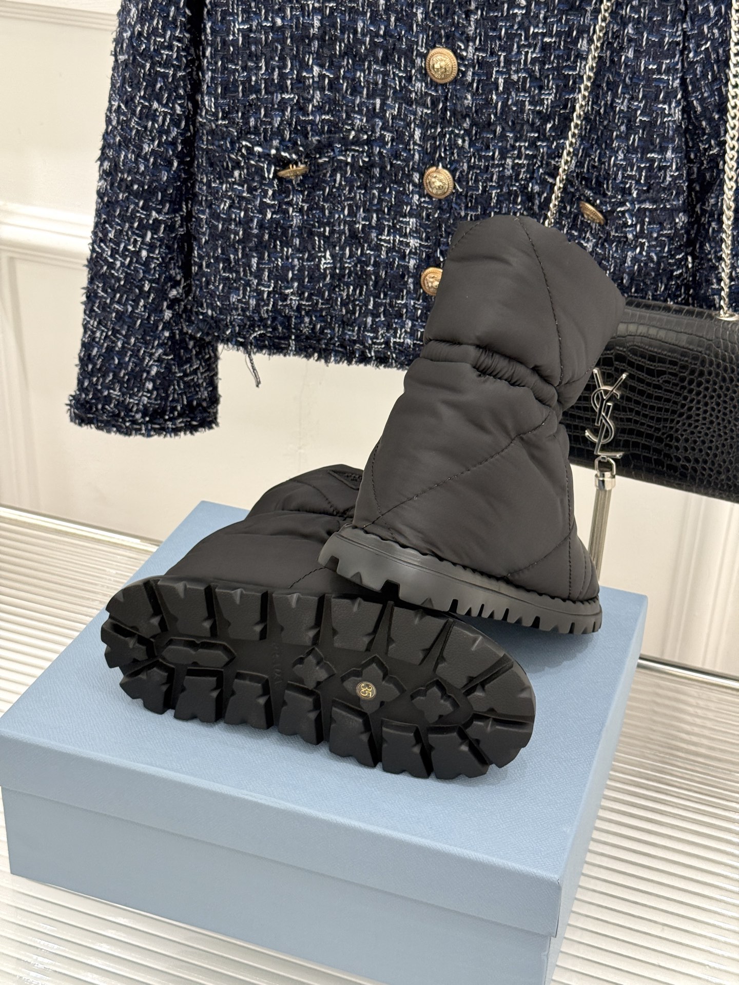 (男码+10) Prada/普拉达经典三角标 情侣款羽绒靴雪地靴 羽绒填充锁温又轻盈 玲琅三角标是灵魂 厚齿橡胶底防滑稳 (男码+10) Prada/普拉达经典三角标 情侣款羽绒靴雪地靴 羽绒填充锁温又轻盈 玲琅三角标是灵魂 厚齿橡胶底防滑稳