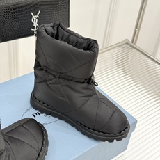 (男码+10) Prada/普拉达经典三角标 情侣款羽绒靴雪地靴 羽绒填充锁温又轻盈 玲琅三角标是灵魂 厚齿橡胶底防滑稳 (男码+10) Prada/普拉达经典三角标 情侣款羽绒靴雪地靴 羽绒填充锁温又轻盈 玲琅三角标是灵魂 厚齿橡胶底防滑稳