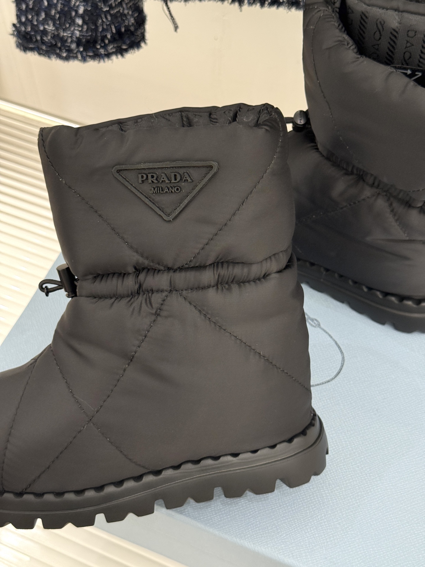 (男码+10) Prada/普拉达经典三角标 情侣款羽绒靴雪地靴 羽绒填充锁温又轻盈 玲琅三角标是灵魂 厚齿橡胶底防滑稳 (男码+10) Prada/普拉达经典三角标 情侣款羽绒靴雪地靴 羽绒填充锁温又轻盈 玲琅三角标是灵魂 厚齿橡胶底防滑稳