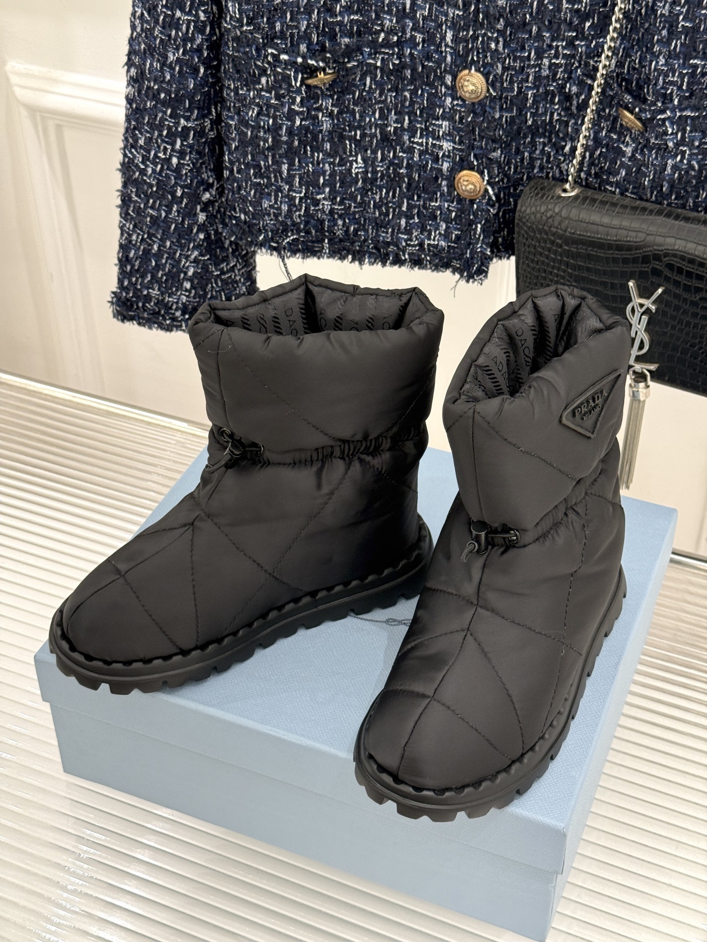 (男码+10) Prada/普拉达经典三角标 情侣款羽绒靴雪地靴 羽绒填充锁温又轻盈 玲琅三角标是灵魂 厚齿橡胶底防滑稳 (男码+10) Prada/普拉达经典三角标 情侣款羽绒靴雪地靴 羽绒填充锁温又轻盈 玲琅三角标是灵魂 厚齿橡胶底防滑稳