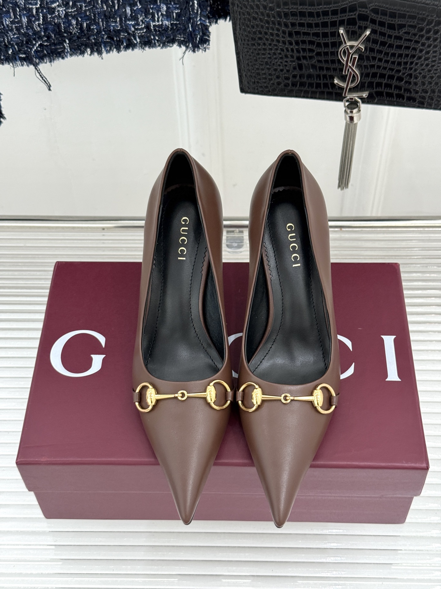 Gucci/古驰26WF新品Donna系列 马衔扣尖头高跟鞋凉鞋 经典马衔扣缀鞋面 尖头线条修饰纤细脚型 细跟拉长腿型比 Gucci/古驰26WF新品Donna系列 马衔扣尖头高跟鞋凉鞋 经典马衔扣缀鞋面 尖头线条修饰纤细脚型 细跟拉长腿型比