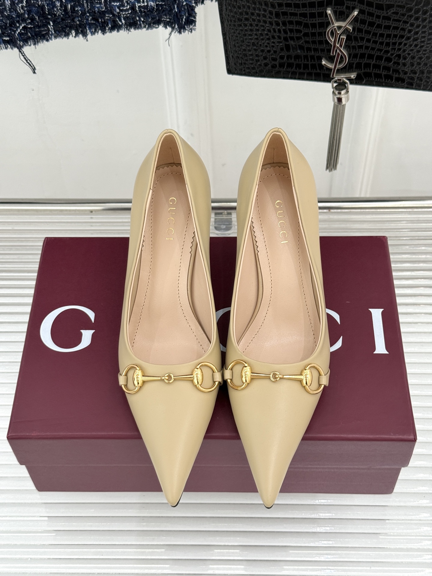 Gucci/古驰26WF新品Donna系列 马衔扣尖头高跟鞋凉鞋 经典马衔扣缀鞋面 尖头线条修饰纤细脚型 细跟拉长腿型比