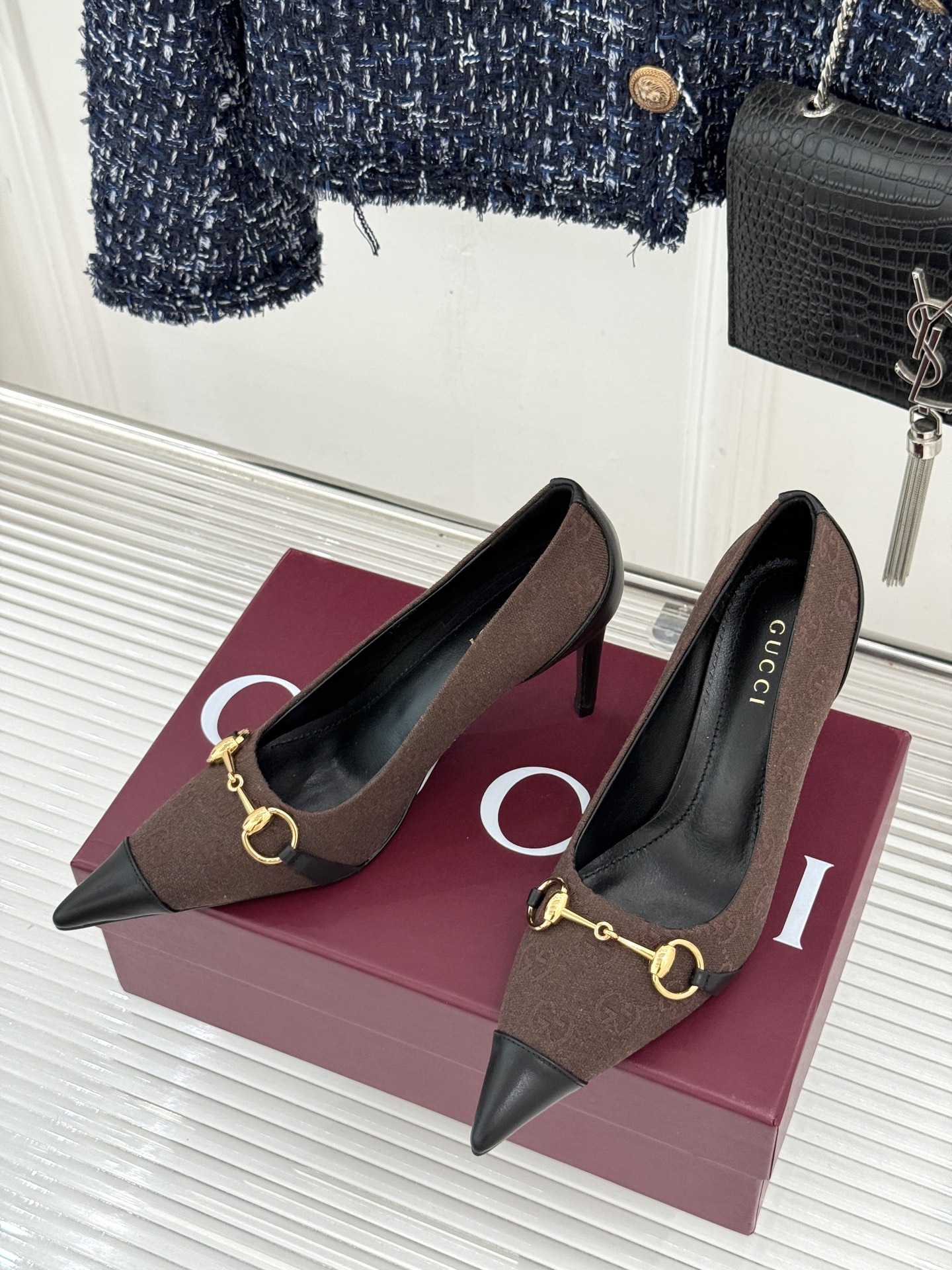 Gucci/古驰26WF新品Donna系列 马衔扣尖头高跟鞋凉鞋 经典马衔扣缀鞋面 尖头线条修饰纤细脚型 细跟拉长腿型比