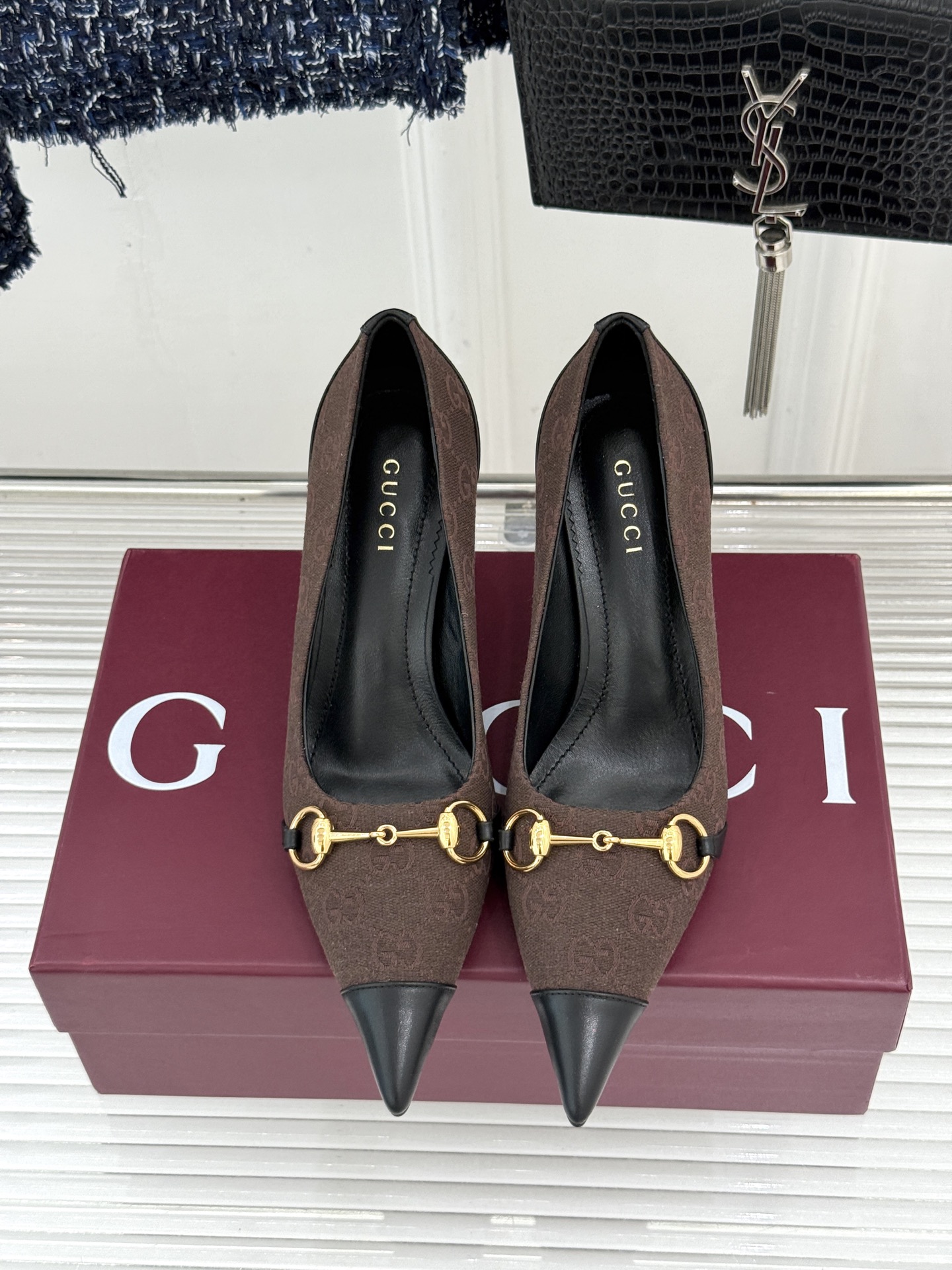 Gucci/古驰26WF新品Donna系列 马衔扣尖头高跟鞋凉鞋 经典马衔扣缀鞋面 尖头线条修饰纤细脚型 细跟拉长腿型比