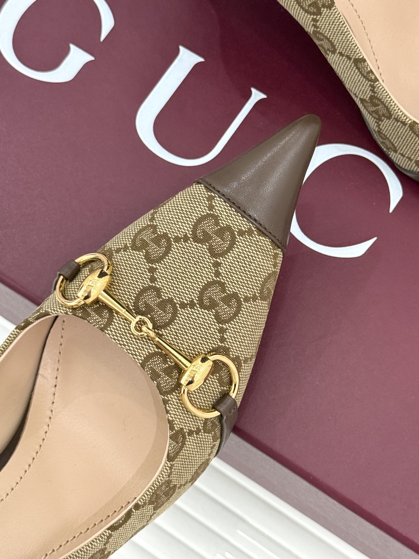 Gucci/古驰26WF新品Donna系列 马衔扣尖头高跟鞋凉鞋 经典马衔扣缀鞋面 尖头线条修饰纤细脚型 细跟拉长腿型比