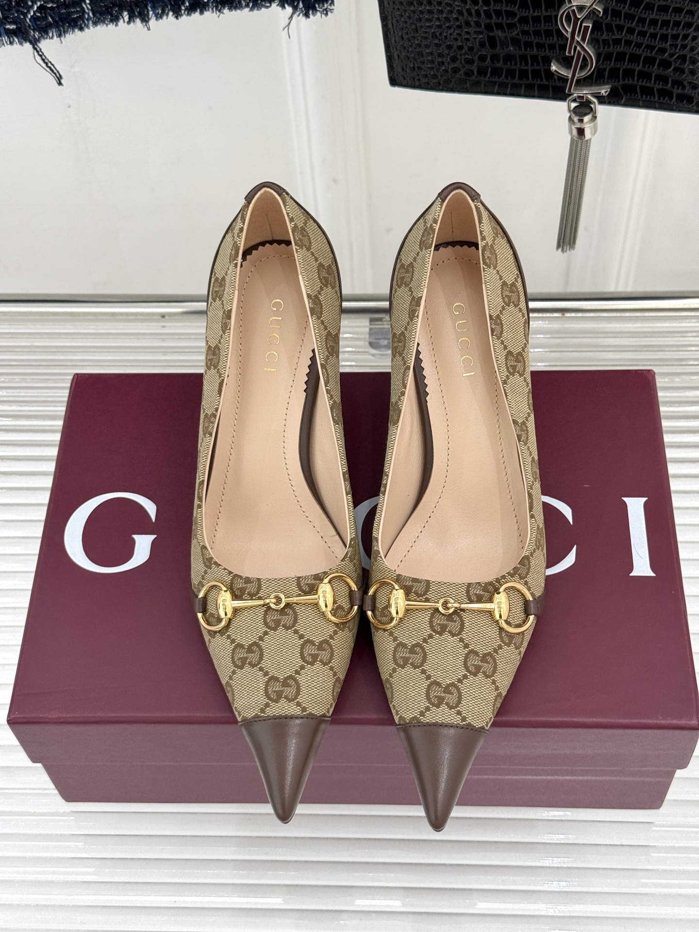 Gucci/古驰26WF新品Donna系列 马衔扣尖头高跟鞋凉鞋 经典马衔扣缀鞋面 尖头线条修饰纤细脚型 细跟拉长腿型比