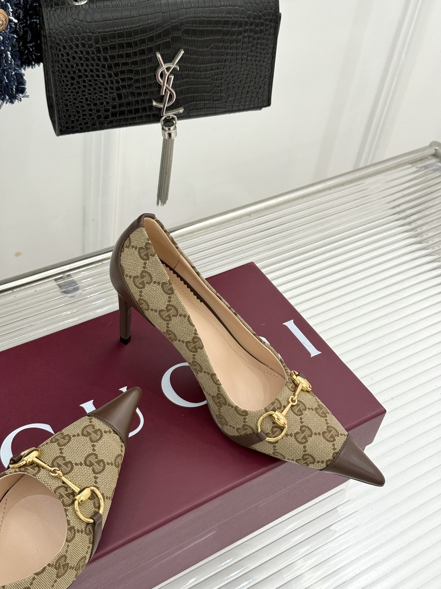 Gucci/古驰26WF新品Donna系列 马衔扣尖头高跟鞋凉鞋 经典马衔扣缀鞋面 尖头线条修饰纤细脚型 细跟拉长腿型比