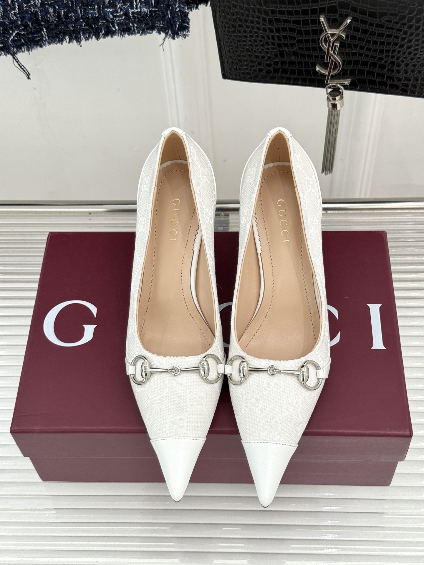 Gucci/古驰26WF新品Donna系列 马衔扣尖头高跟鞋凉鞋 经典马衔扣缀鞋面 尖头线条修饰纤细脚型 细跟拉长腿型比