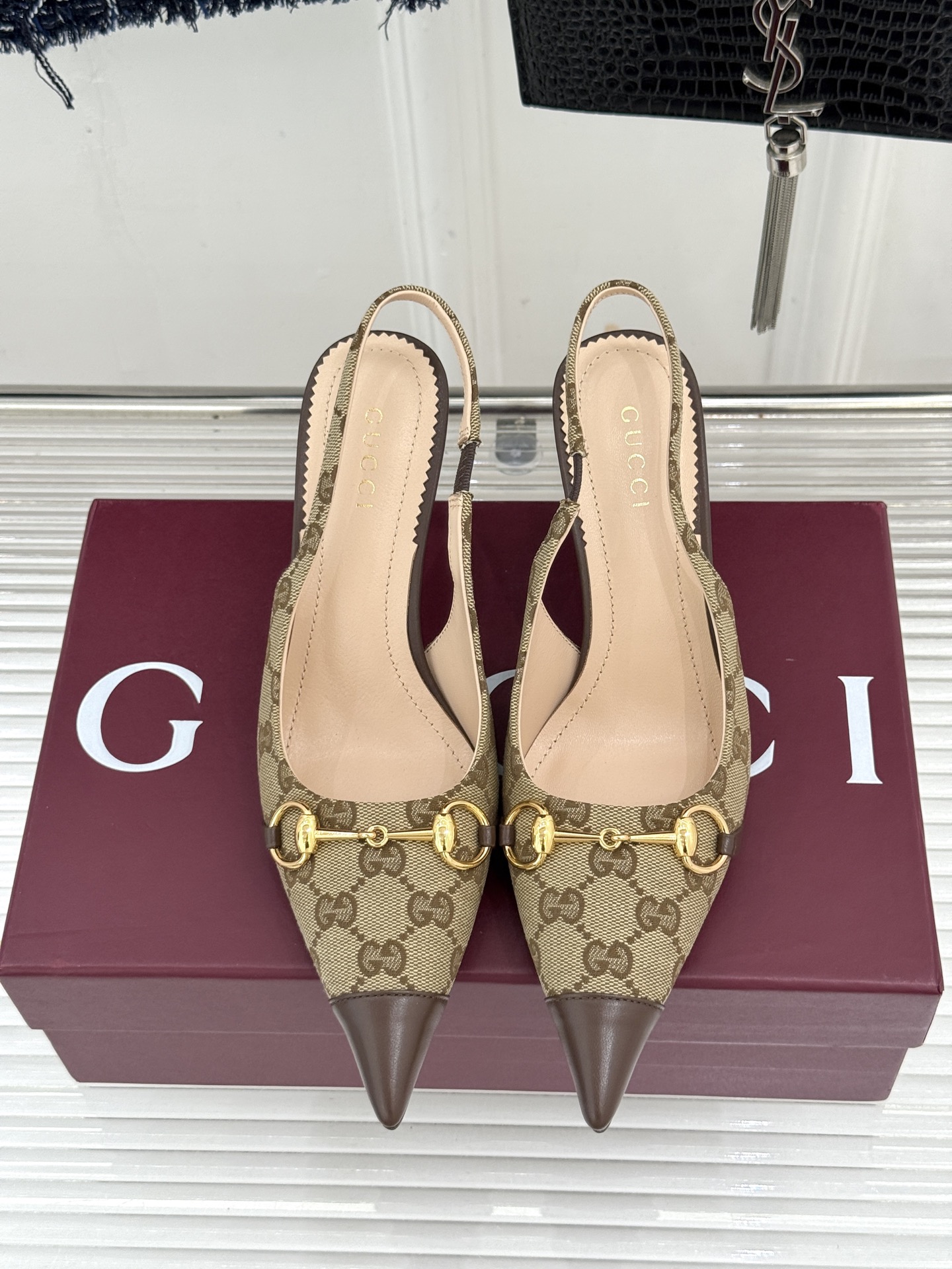 Gucci/古驰26WF新品Donna系列 马衔扣尖头高跟鞋凉鞋 经典马衔扣缀鞋面 尖头线条修饰纤细脚型 细跟拉长腿型比