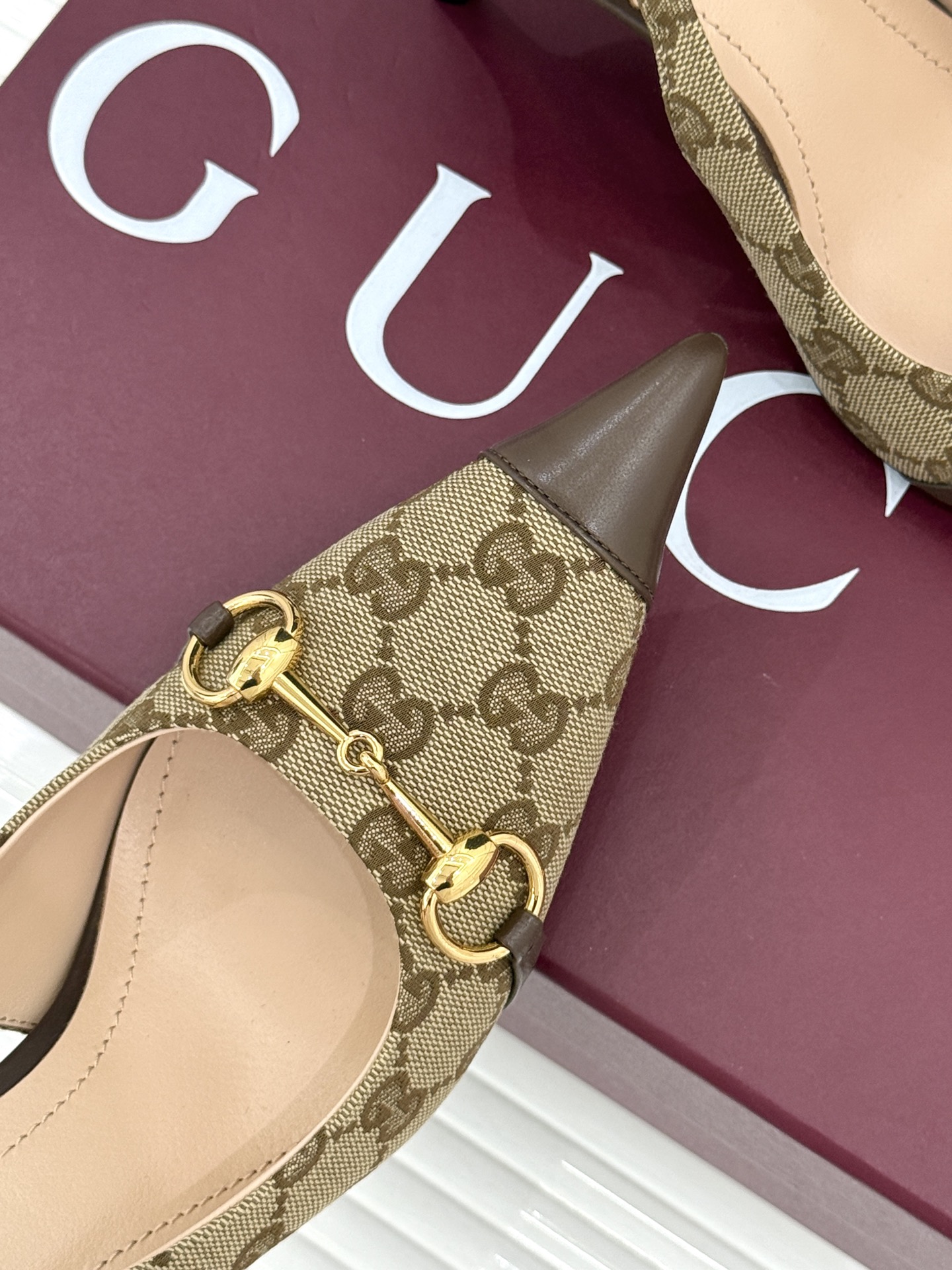 Gucci/古驰26WF新品Donna系列 马衔扣尖头高跟鞋凉鞋 经典马衔扣缀鞋面 尖头线条修饰纤细脚型 细跟拉长腿型比