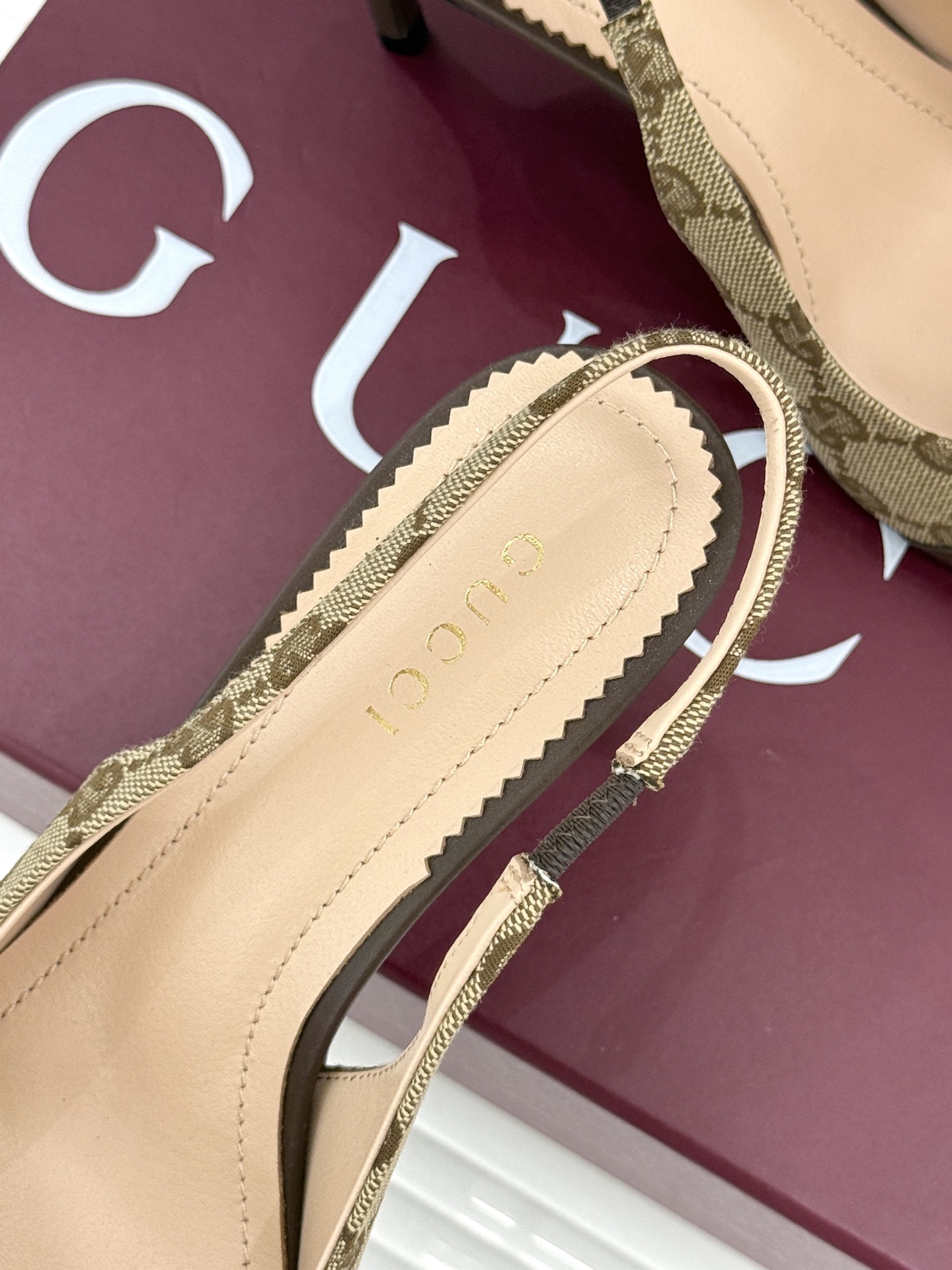 Gucci/古驰26WF新品Donna系列 马衔扣尖头高跟鞋凉鞋 经典马衔扣缀鞋面 尖头线条修饰纤细脚型 细跟拉长腿型比