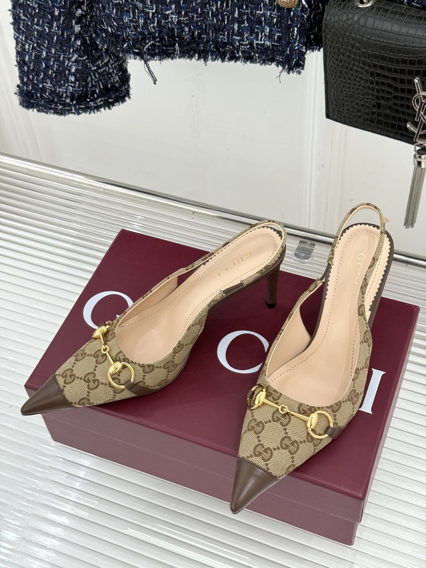 Gucci/古驰26WF新品Donna系列 马衔扣尖头高跟鞋凉鞋 经典马衔扣缀鞋面 尖头线条修饰纤细脚型 细跟拉长腿型比